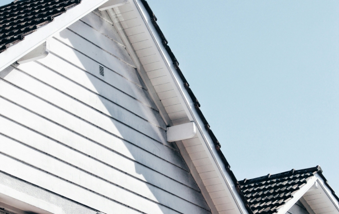 Hagyományos és szeglemez tetőszerkezet – Összehasonlítás és karbantartási útmutató